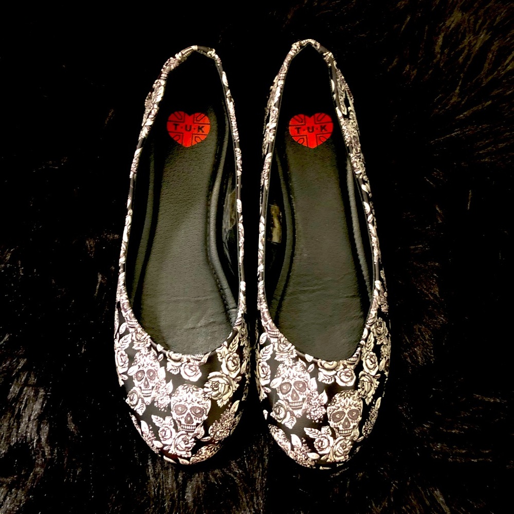 TUK woman’s sugar skull flats 💀